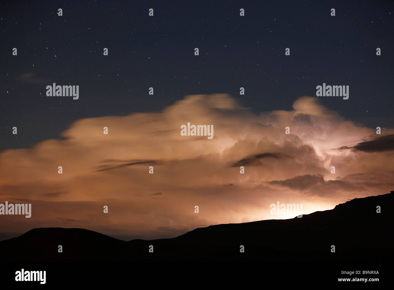 Gewitter, Blitz und Sterne über den Drakensbergen, KwaZulu Natal, Südafrika Stockfoto