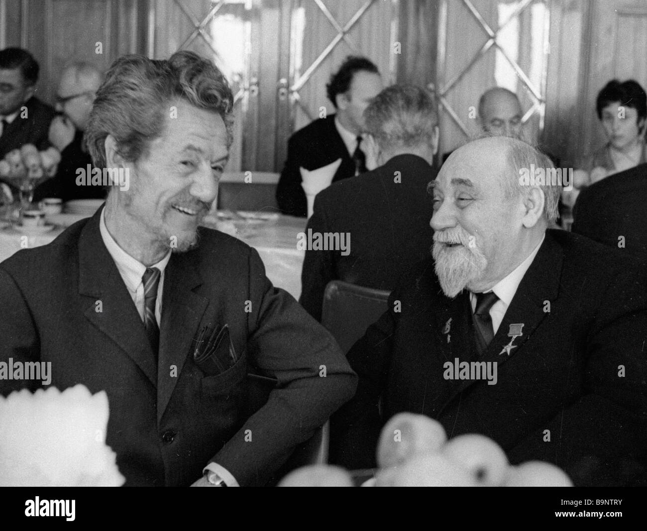 Jean Longuet links der Urenkel von Karl Marx im Gespräch mit Fyodor Petrov rechts die ältesten Veteranen der sowjetischen kommunistischen Stockfoto