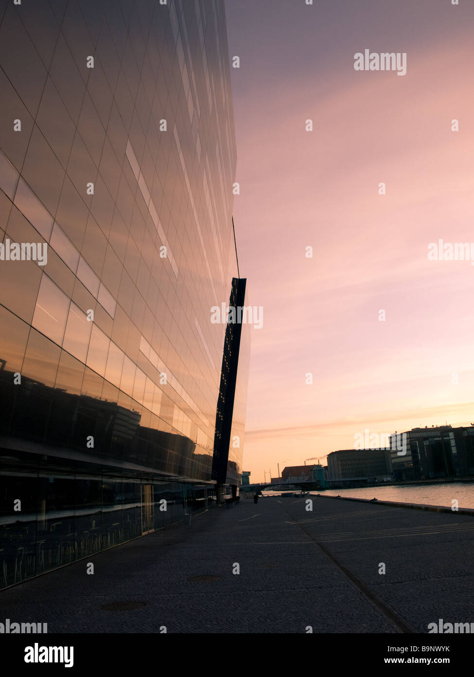 Sonnenaufgang in Kopenhagen, Dänemark.  Die königliche Bibliothek (Black Diamond) Türme auf der linken Seite in den Morgenhimmel. Stockfoto
