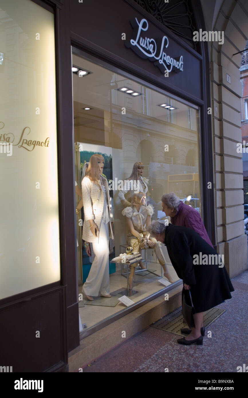 Zwei Frauen suchen in einem modischen Schaufenster Bologna Italien Stockfoto
