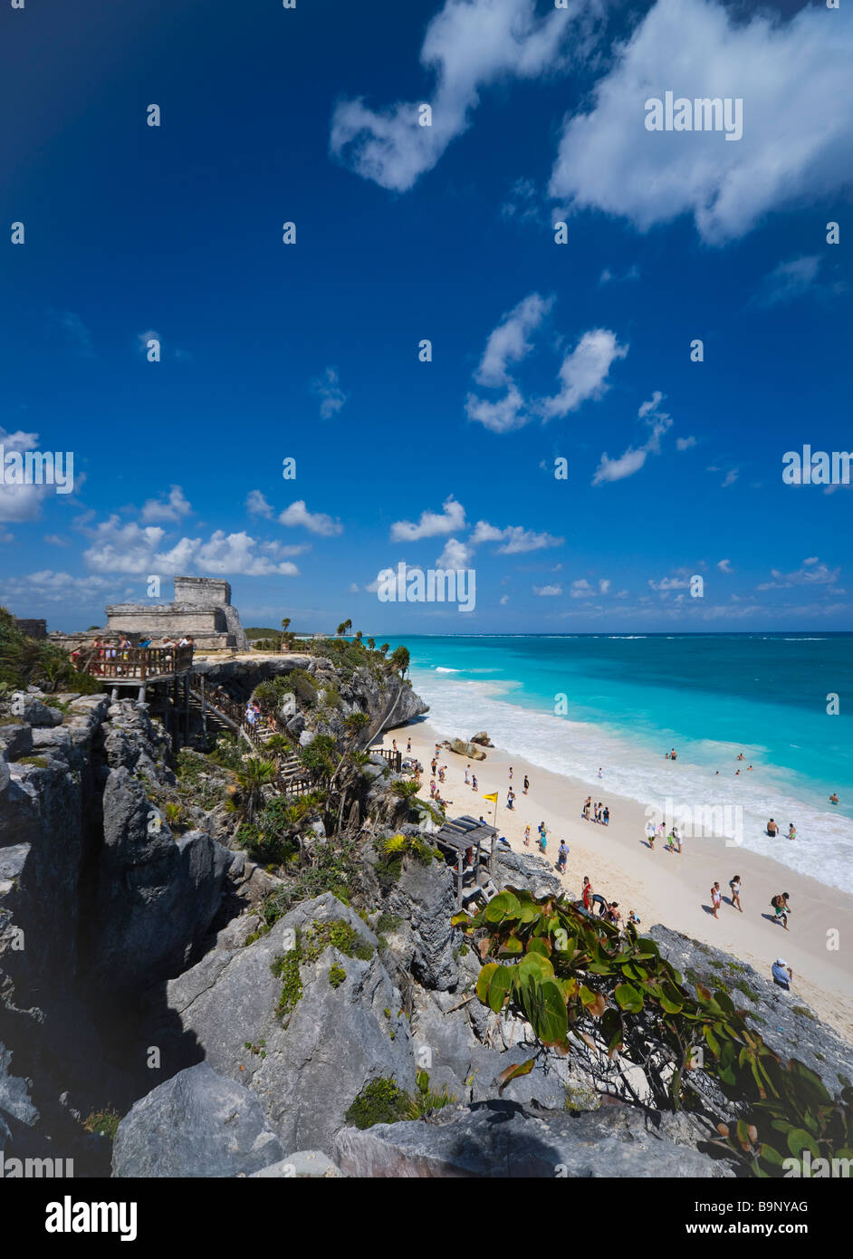 Mexiko Yucatan - Tulum Xpu-Ha Strand mit dem Schloss der antiken Stätte auf der linken Seite Stockfoto