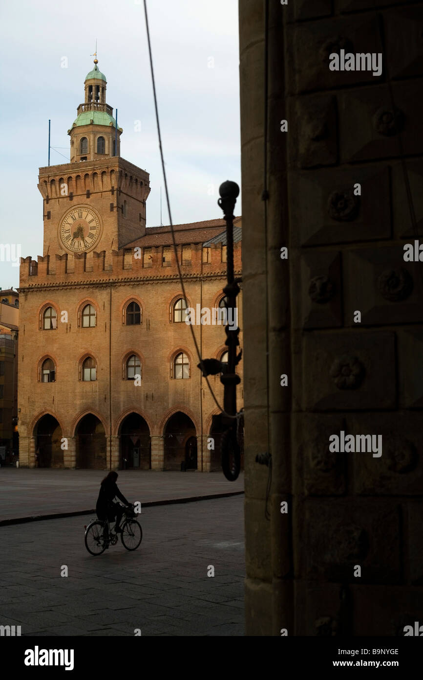 Der Turm des Palazzo Comunale in der Piazza Maggiore, Bologna, Italien Stockfoto