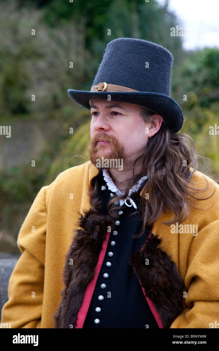 Andrew (MR) ein Country Gent. Ein englischer Gentleman auf dem Land, der im Art-Deco-Stil Hut und Kostüm beim Hawick Reivers Festival, Scottish Borders, Hawick, Großbritannien, trägt Stockfoto