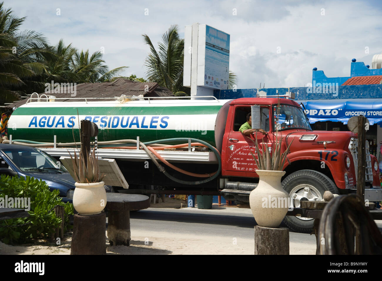 Yucatan-Mexiko in der Nähe von Tulum am Küstenstreifen Abwassersammlung von Ecohotels und Unternehmen ohne wichtigsten Abflüsse Stockfoto