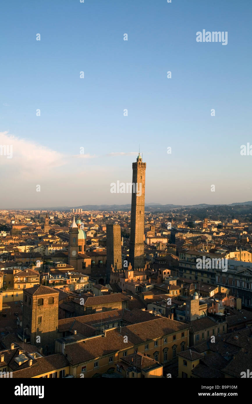 Die Skyline von Bologna, Italien zeigt Sehenswürdigkeiten und die berühmten zwei Türme Stockfoto