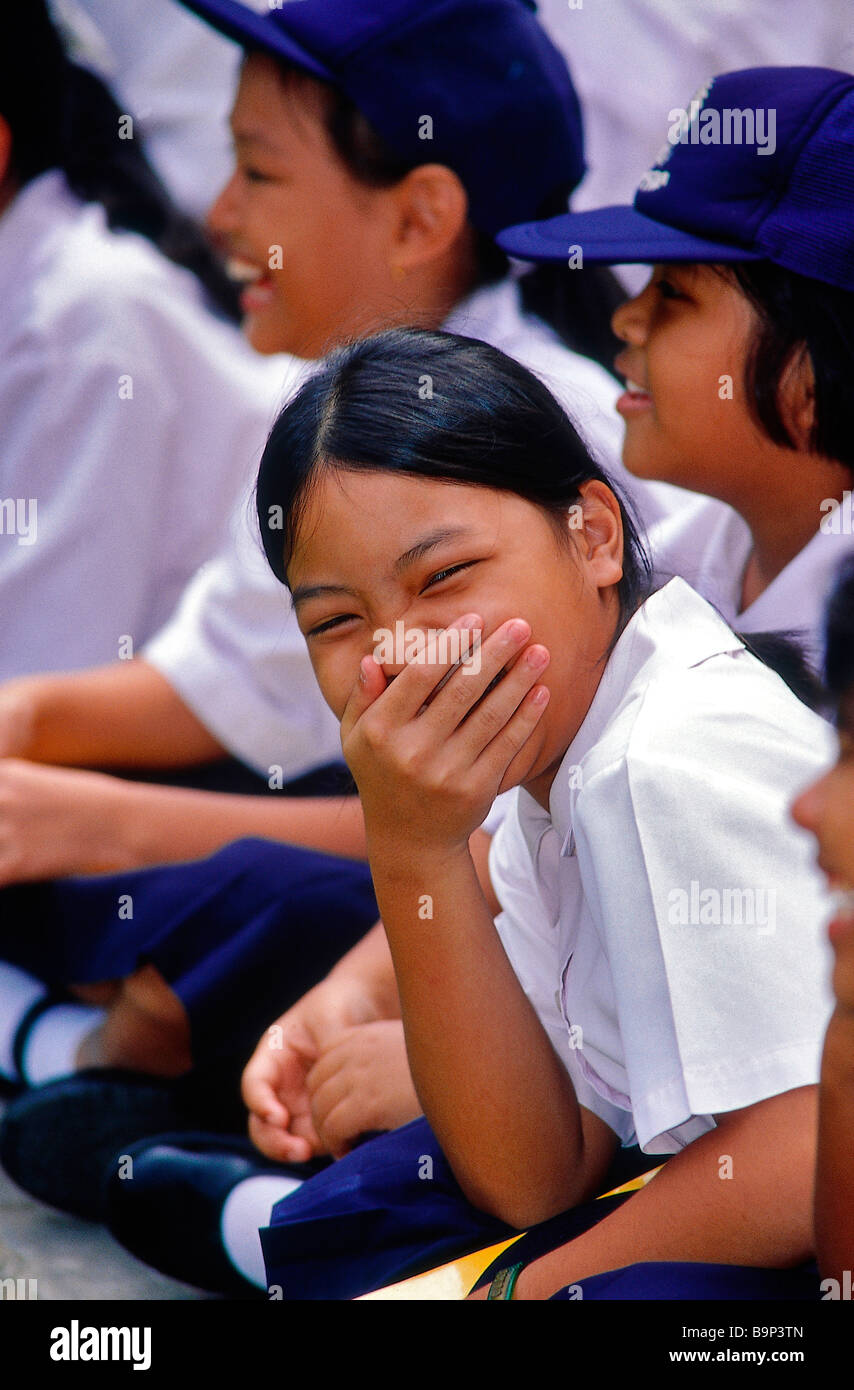 Thailand, Bangkok, lachende Studenten in uniform Stockfoto