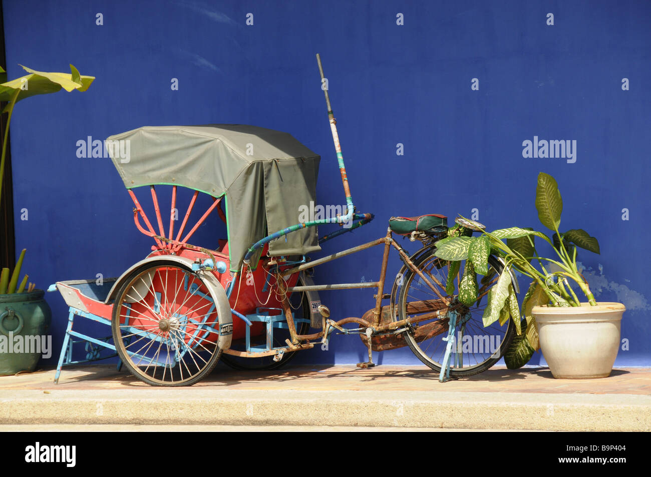 Rikscha vor der Cheong Fatt Tze Mansion, Georgetown, Penang. Stockfoto