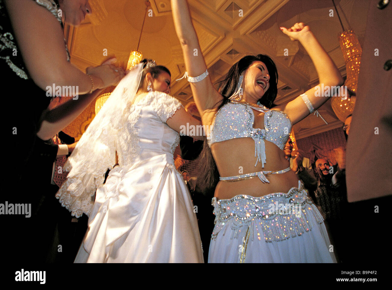 Ägypten, Kairo, Asmaya Bauchtänzerin während einer Hochzeitsfeier mit der Braut tanzen Stockfoto