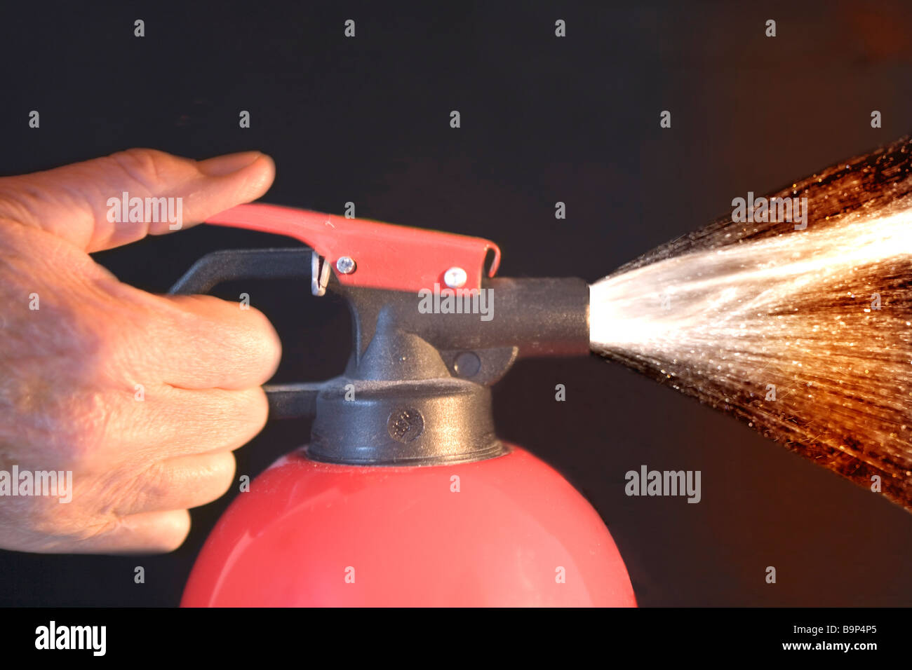 Feuerloscher Im Einsatz Stockfotografie Alamy