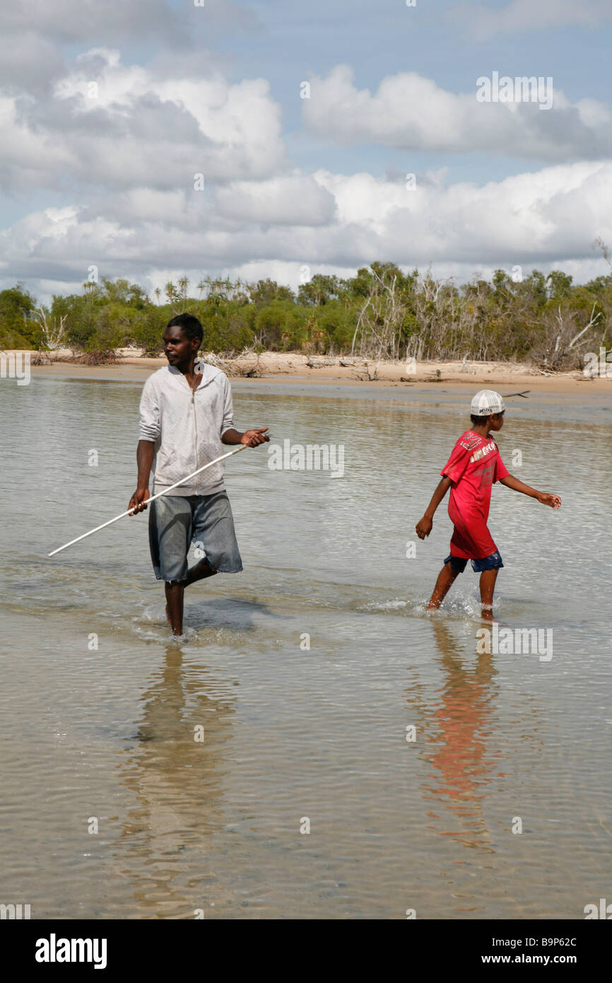 Aborigines, Angeln auf traditionelle Weise, Arnhemland, Australien. Stockfoto