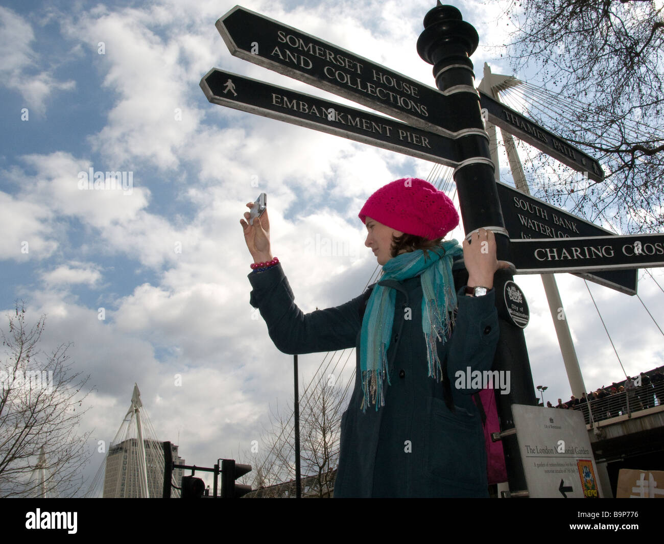 Junge Frau, die Sehenswürdigkeiten in London zu fotografieren. Stockfoto