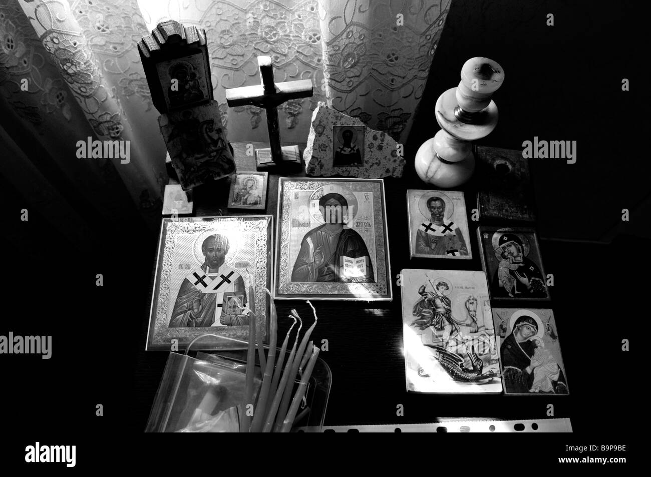 Stapel von katholische Symbole auf einem Tisch, Georgien Stockfoto
