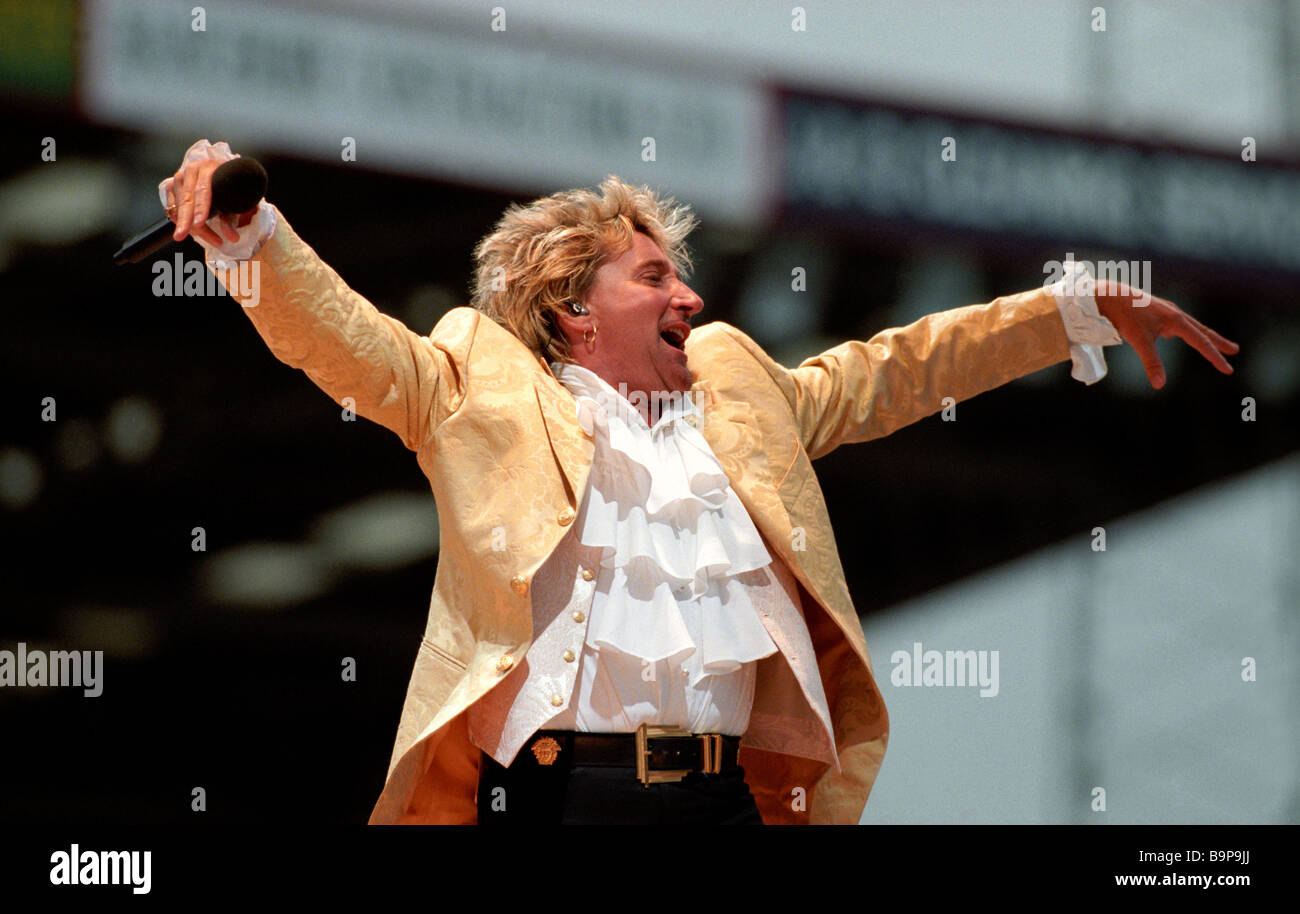 Rock-Sänger Rod Stewart bei Konzert im Pittodrie Fußballstadion in Aberdeen in Schottland im Jahr 1995 Stockfoto