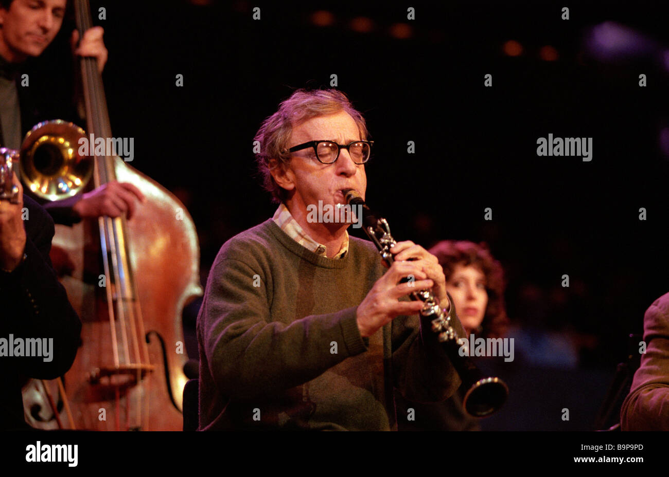 Regisseur Woody Allen spielt Klarinette mit seiner New Orleans jazz Band in der Royal Festival Hall in London UK im Jahr 1996 Stockfoto Regisseur Woody Allen spielt Klarinette mit seiner New Orleans jazz Band in der Royal Festival Hall in London UK im Jahr 1996 Stockfoto