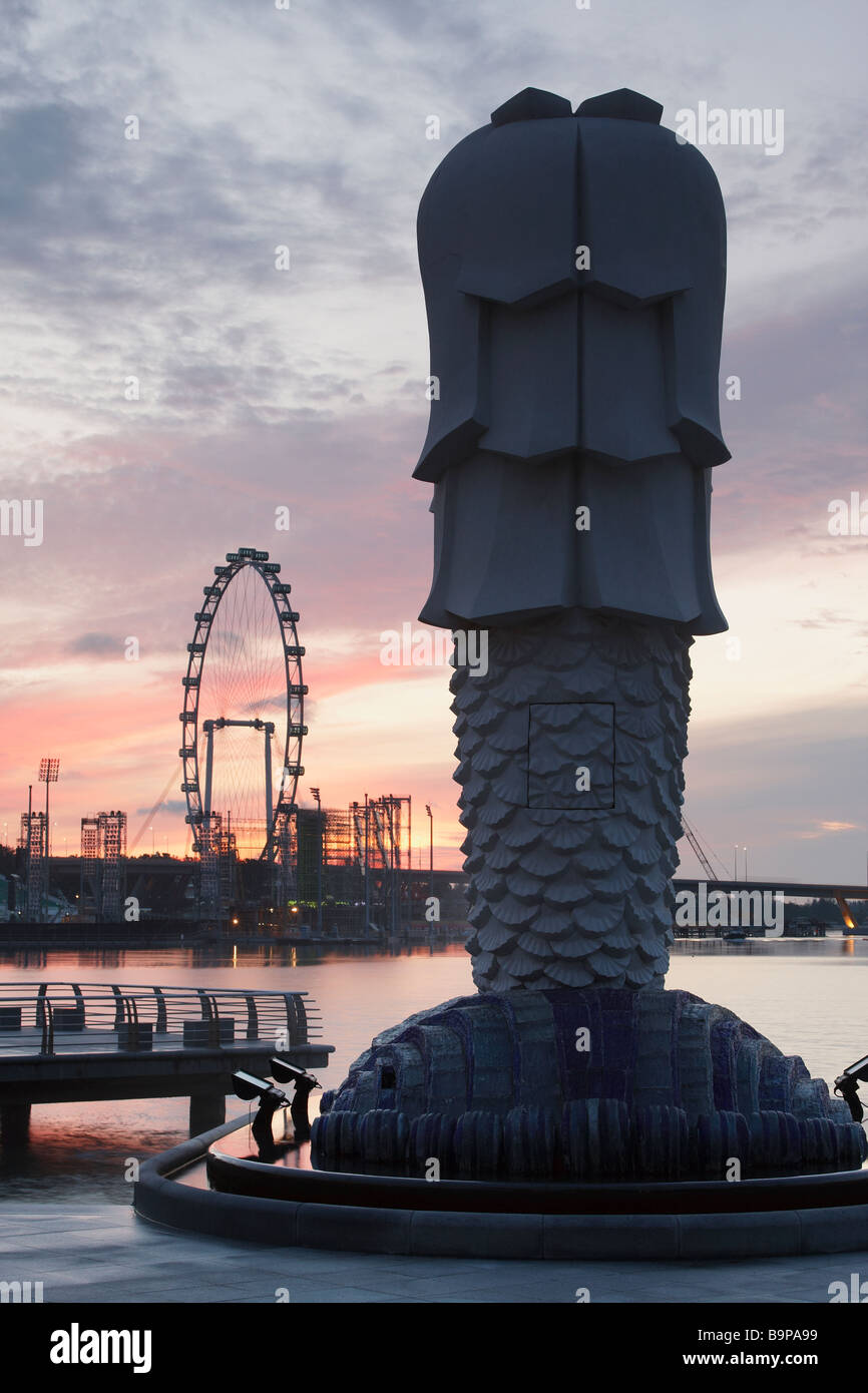 Merlion Statue und Singapore Flyer in der Morgendämmerung, Singapur Stockfoto