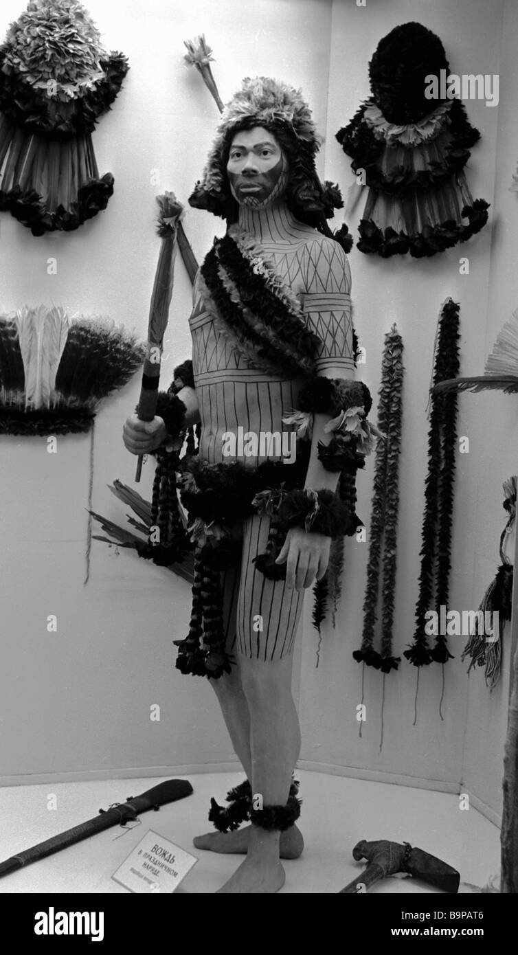 Diese Statue von einem festlich gekleideten Munduruku StammesLeiter