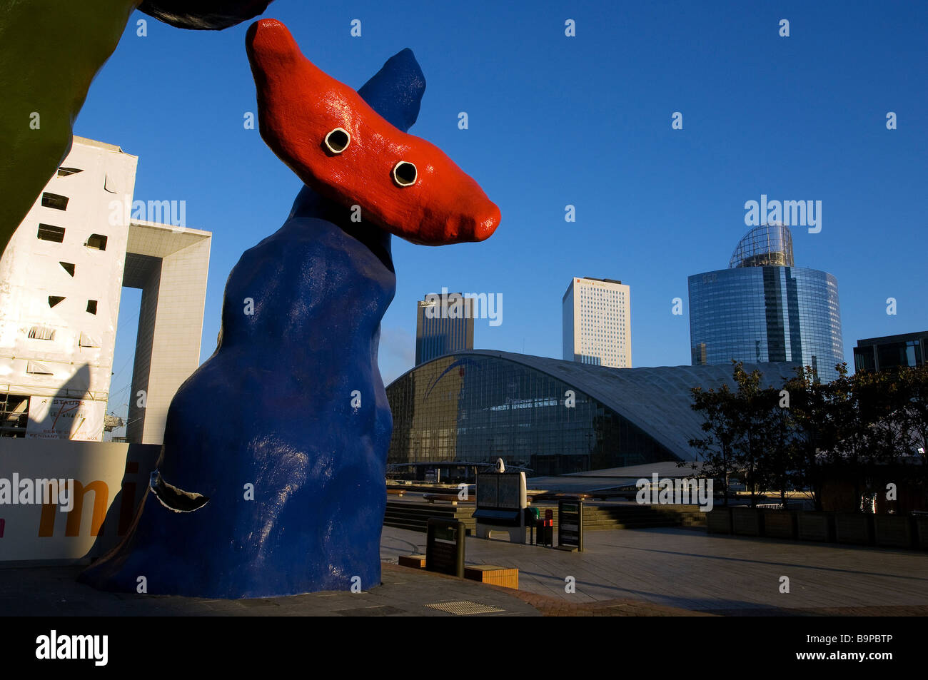 Frankreich, Hauts-de-Seine, La Défense, Deux Personnages Fantastiques (zwei fantastische Charaktere) Skulptur von Miro und das CNIT Stockfoto