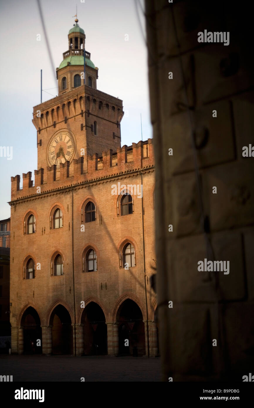 Der Turm des Palazzo Comunale in der Piazza Maggiore, Bologna, Italien Stockfoto