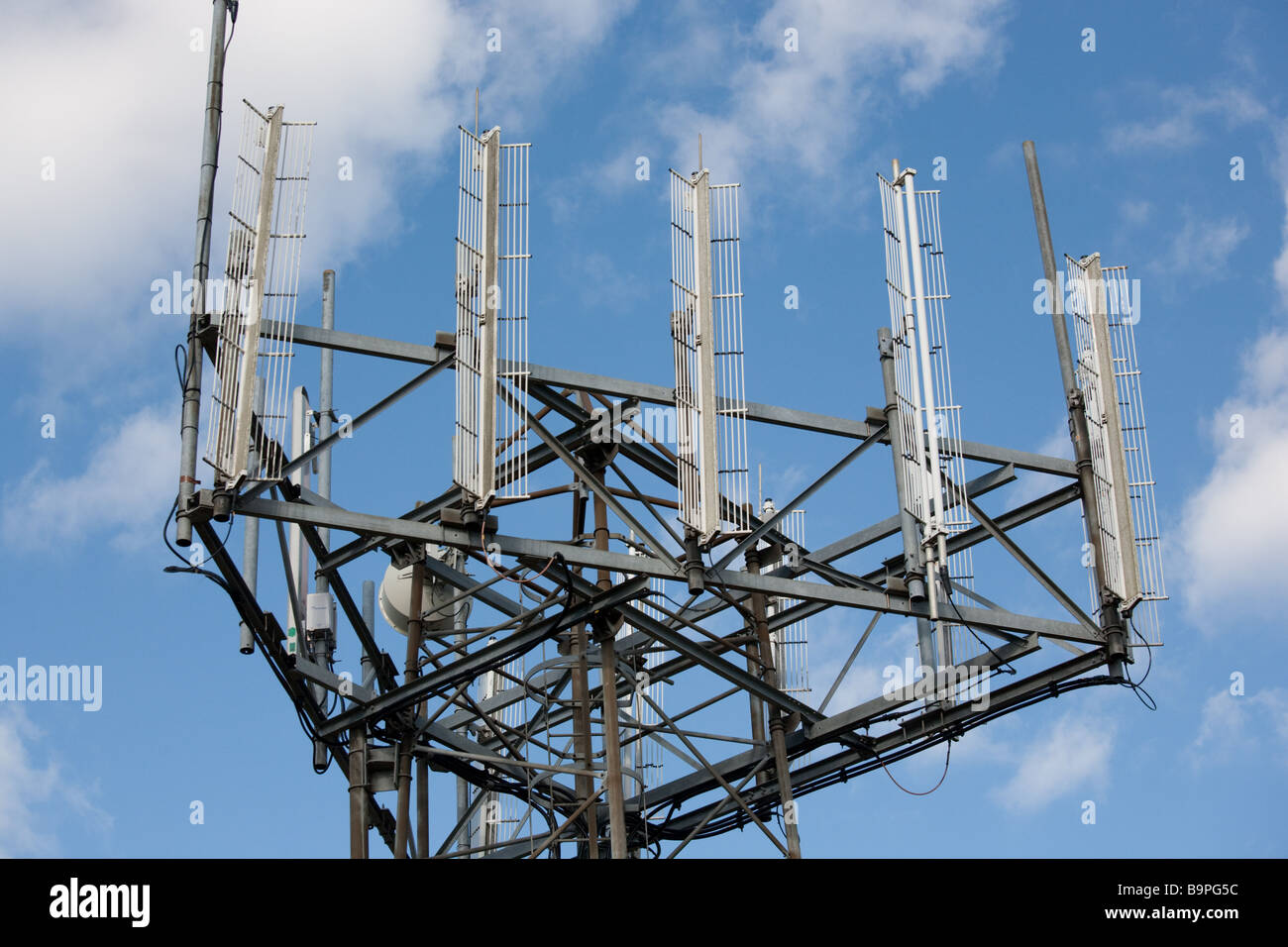 Fernsehantennen Radio und Mobiltelefon-Übertragung und Ausrüstung auf eine Übergabestation bei Lerche Stoke Warwickshire UK Stockfoto