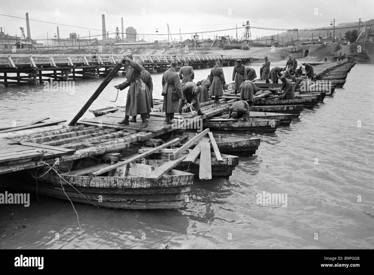 Bau einer Brücke über den Fluss Siwerskyj Donez Ingenieure zu bekämpfen
