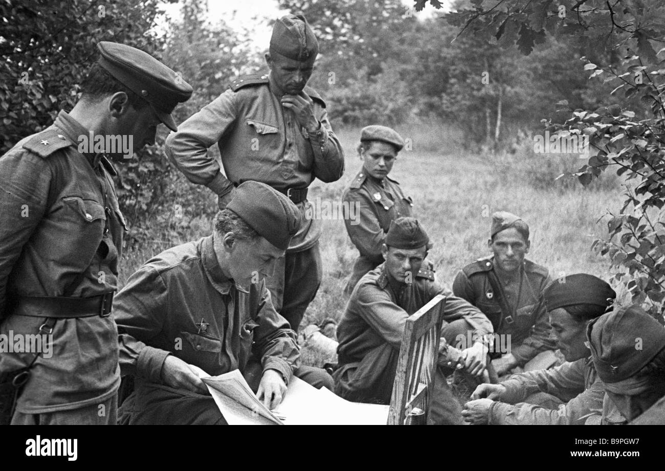 Rote Armee Offiziere Prüfung einer Karte Stockfotografie Alamy