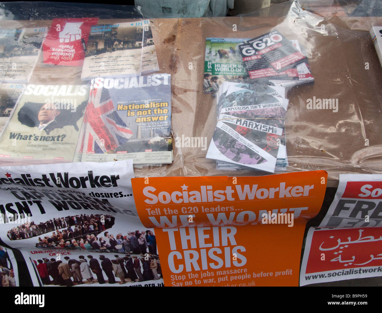 Socialist Worker Literatur an G20 Protestmarsch im Zentrum von London, 28.03.09. Stockfoto