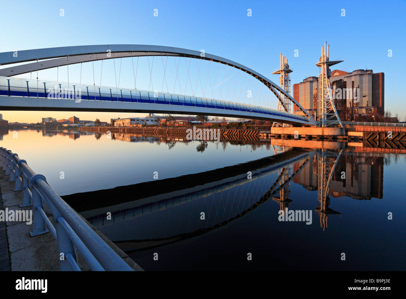 Millennium Lift Bridge und Quay West, Salford Quays, Manchester, Lancashire, England, Großbritannien. Stockfoto