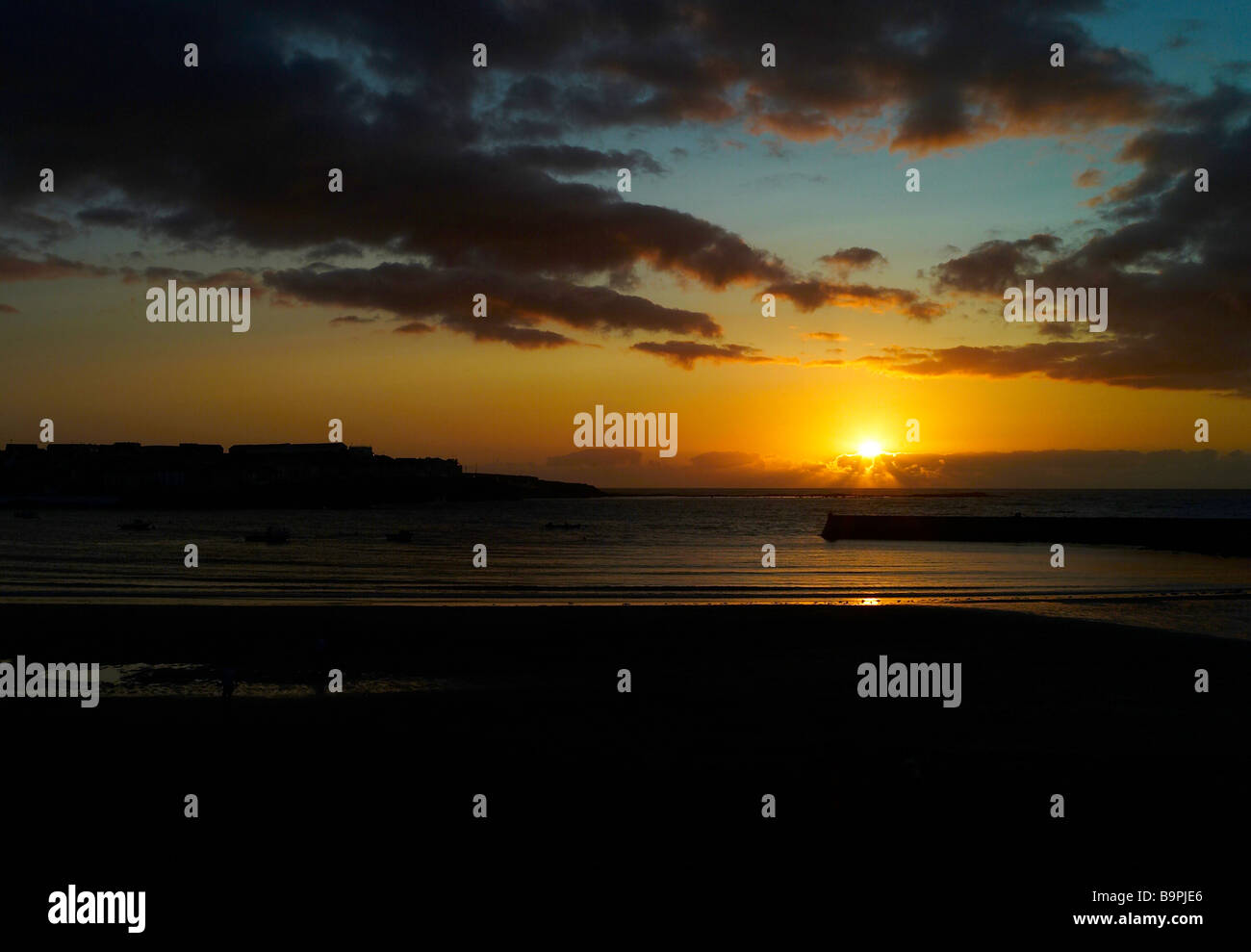 Ein Sonnenuntergang über dem Hafen von Kilkee in Co. Clare Ireland Stockfoto