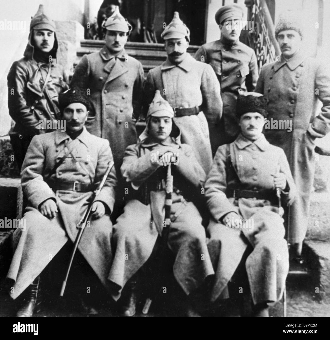Gruppe von Kommandanten von ersten Kavallerie Armee sitzen Semyon Budyonny  links zuerst Kliment Voroshilov, zweite Straße links und Yefim  Stockfotografie - Alamy