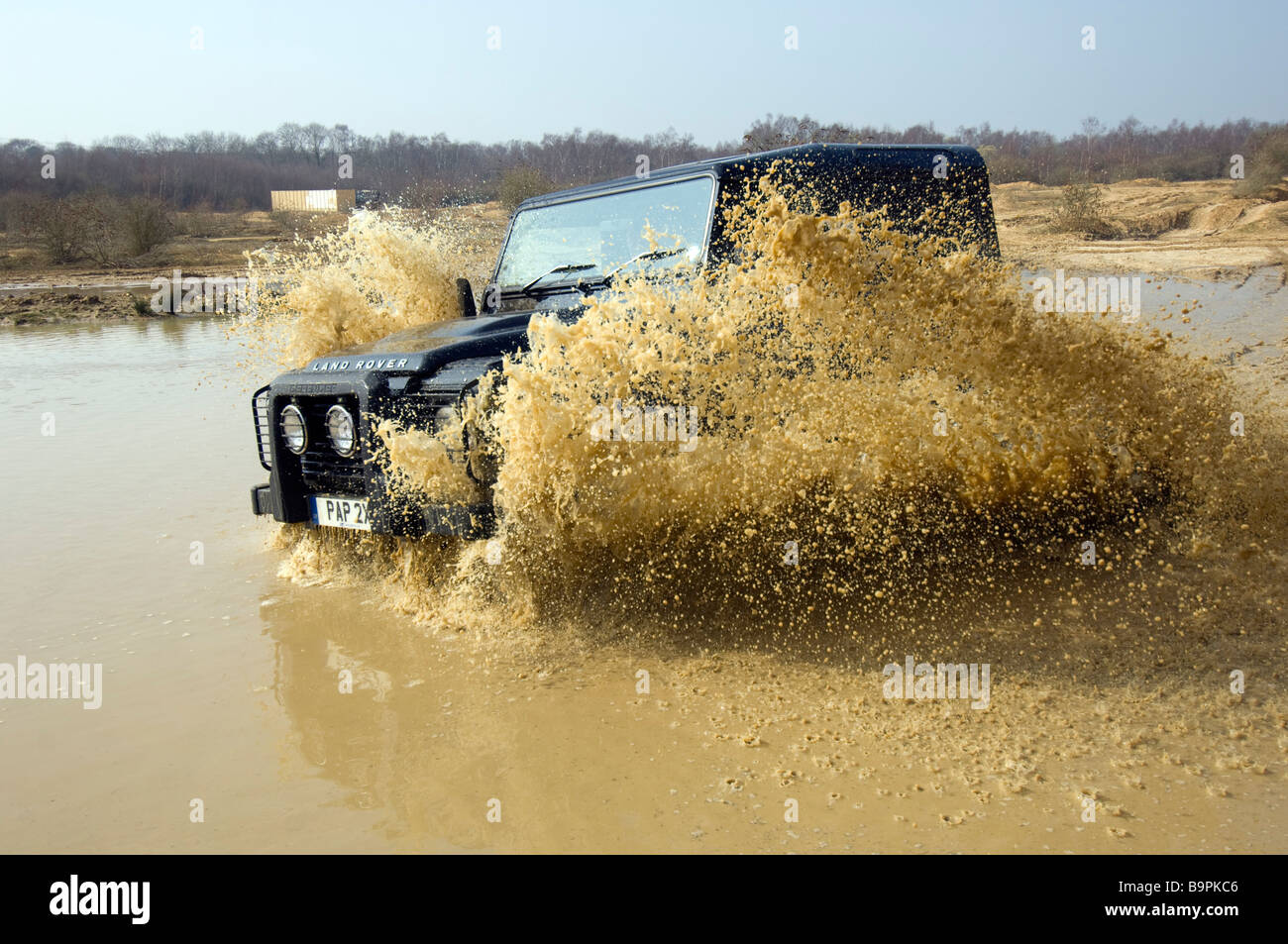 Ein Land Rover Defender fährt durch eine Flut Stockfoto