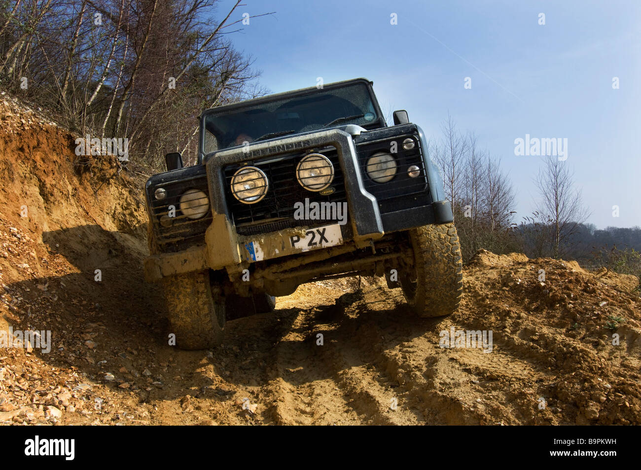 Das neue Design 2007 Land Rover Defender 90 klettert auf einem holprigen Weg in Slindon West Sussex UK während einer Off Road-Übung Stockfoto