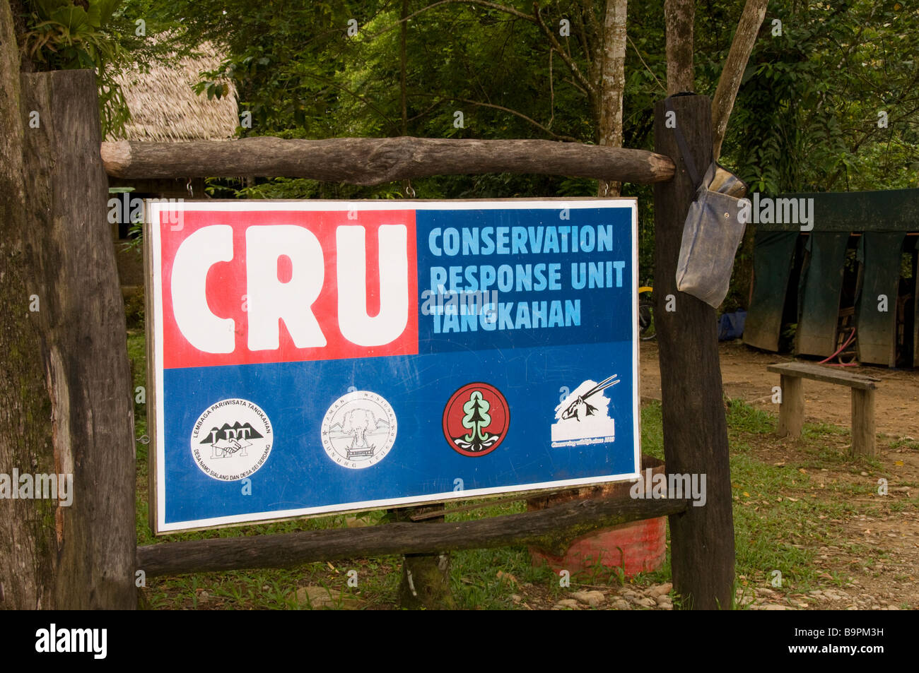 Erhaltung-Response Unit-Zeichen in Tangkahan, Sumatra. Ein Team von sieben Elefanten und sieben Name eingerichtet, um den Wald zu patrouillieren. Stockfoto