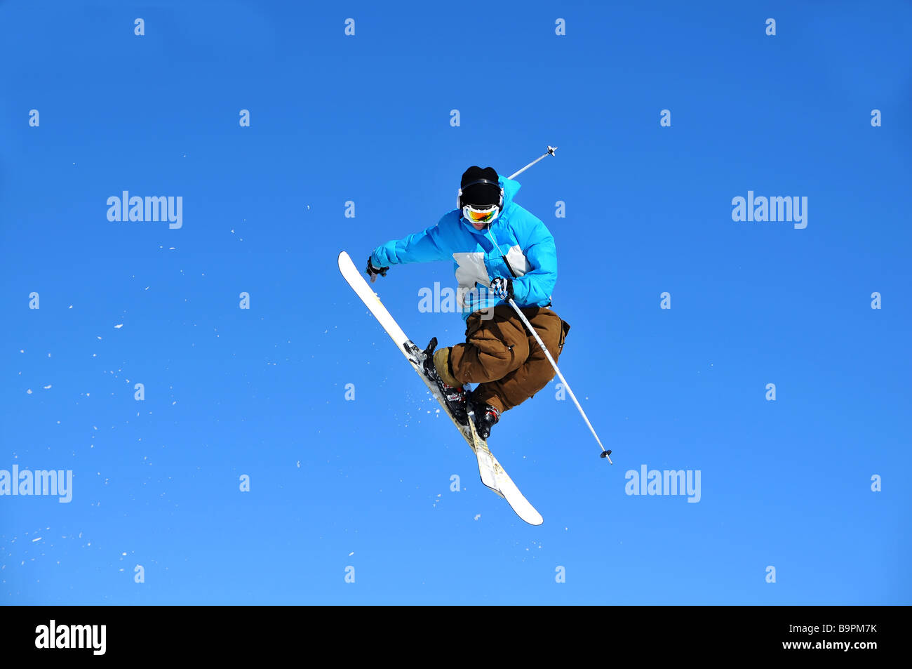 Airoski ein Skifahrer Durchführung eine Wende in der Mitte springen Stockfoto