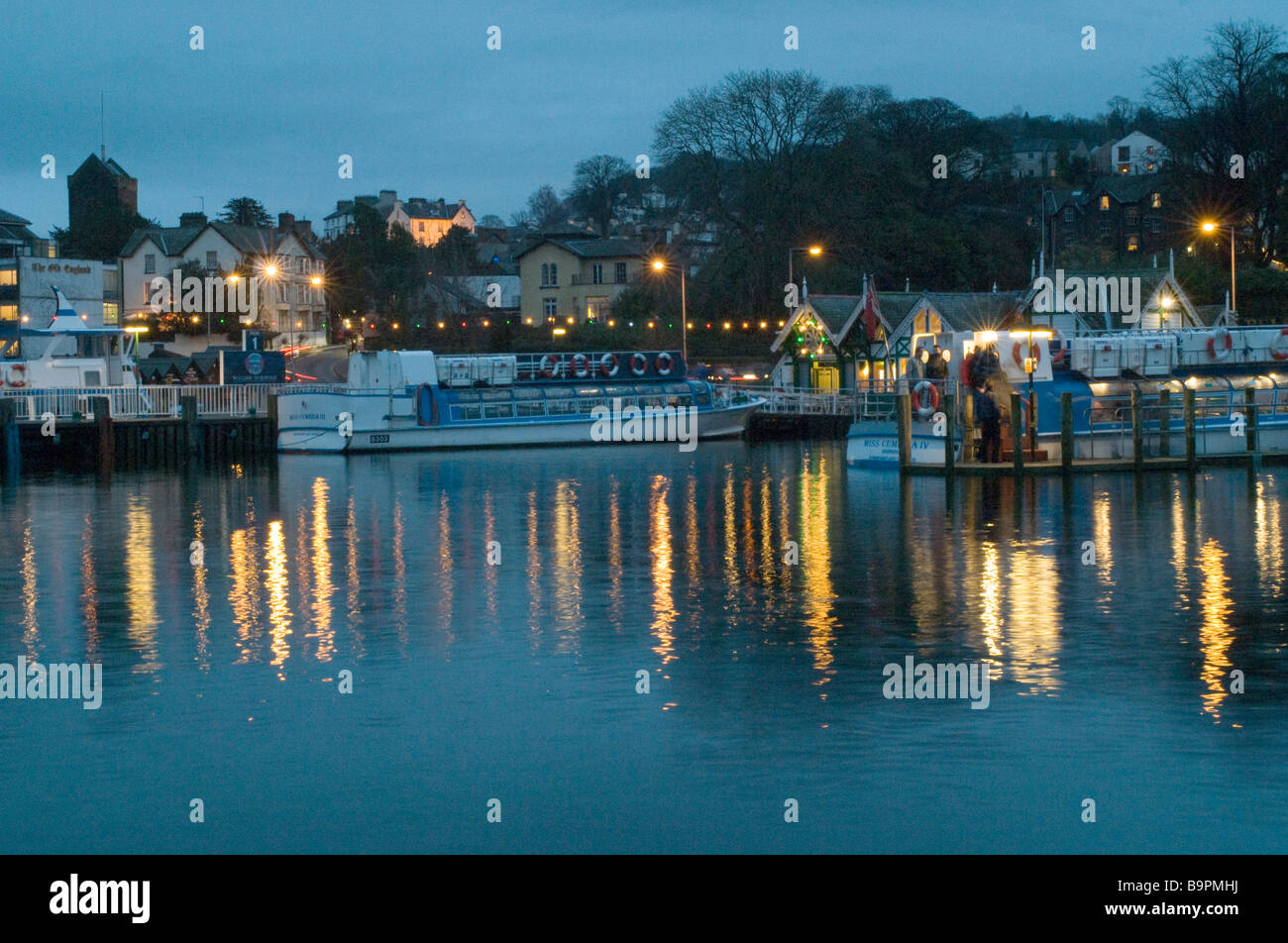 Bowness auf Windermere in der Nacht über Weihnachten zeigen die Lichter und Spiegelungen im See Stockfoto