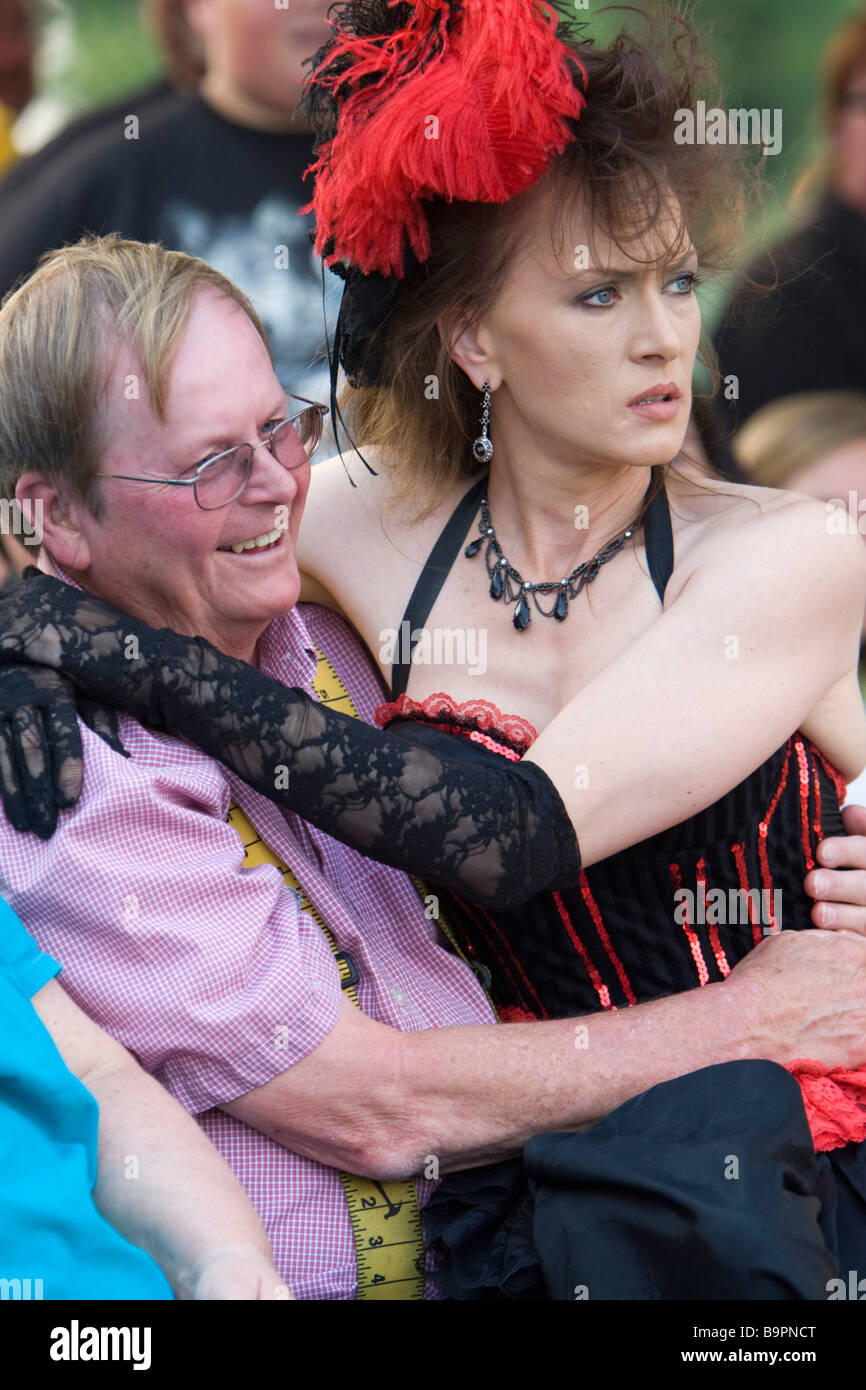 Saloon Girl flüchtet auf Publikum Mitglied Runde Schießerei Reenactment außerhalb Irma Hotel Cody Wyoming USA Stockfoto