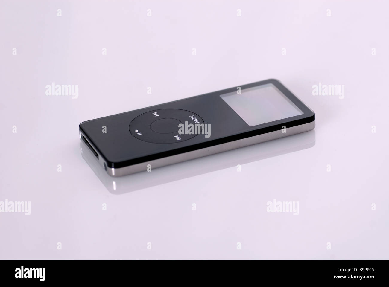 Schwarzer Ipod Nano Ausschnitt auf weißem Hintergrund Stockfoto