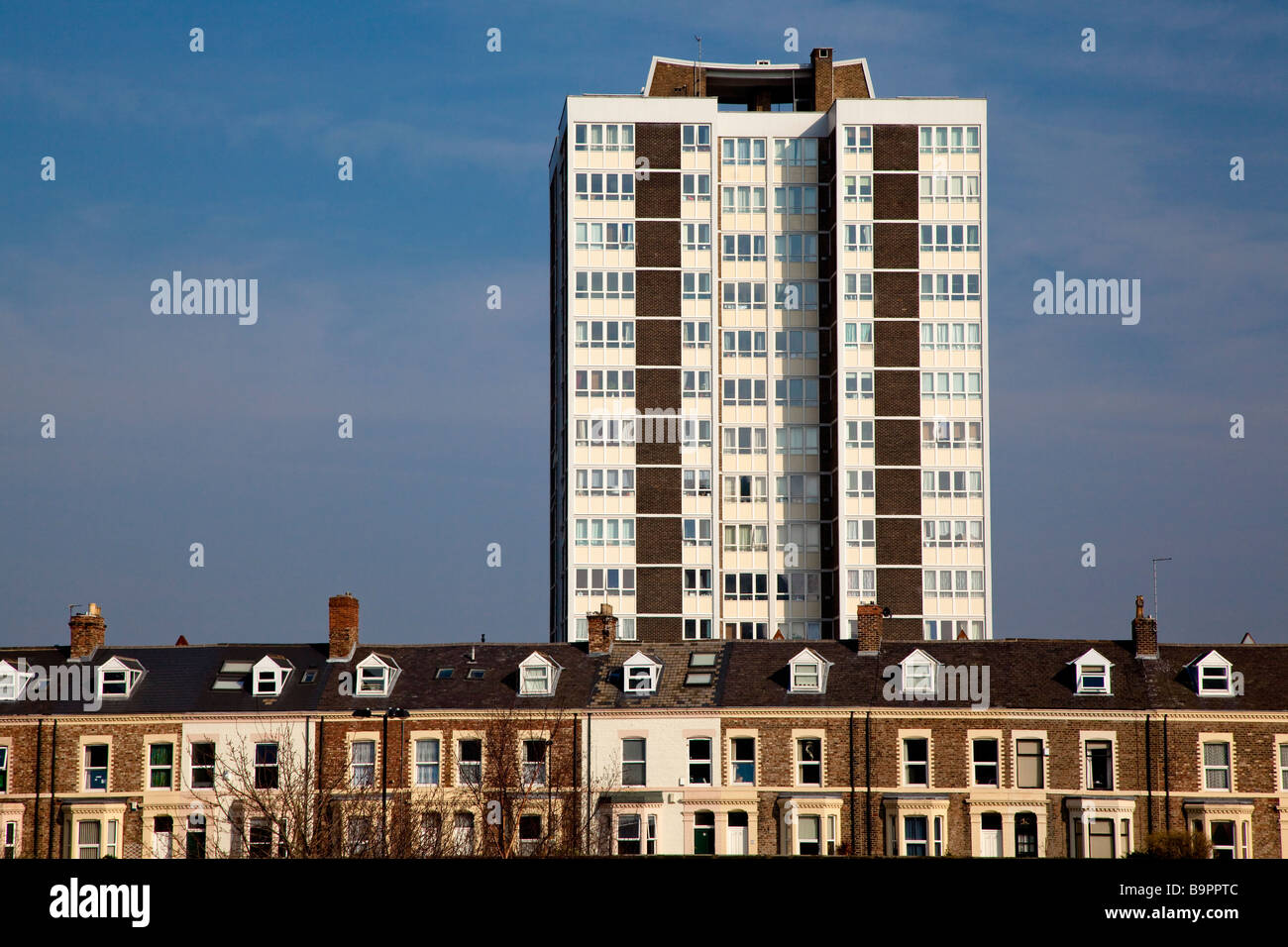 Häuser und 60er Jahre Terrasse Wohnung block Newcastle upon Tyne, Tyne and Wear Stockfoto