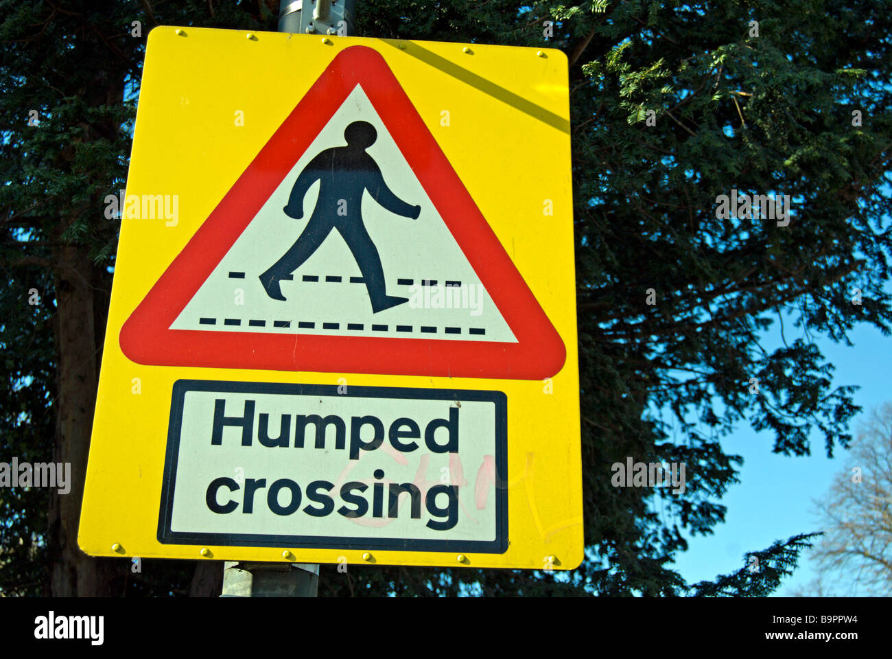 britische buckelig Kreuzung Schild einen erhöhten Abschnitt der Straße mit einem Fußgängerüberweg Stockfoto