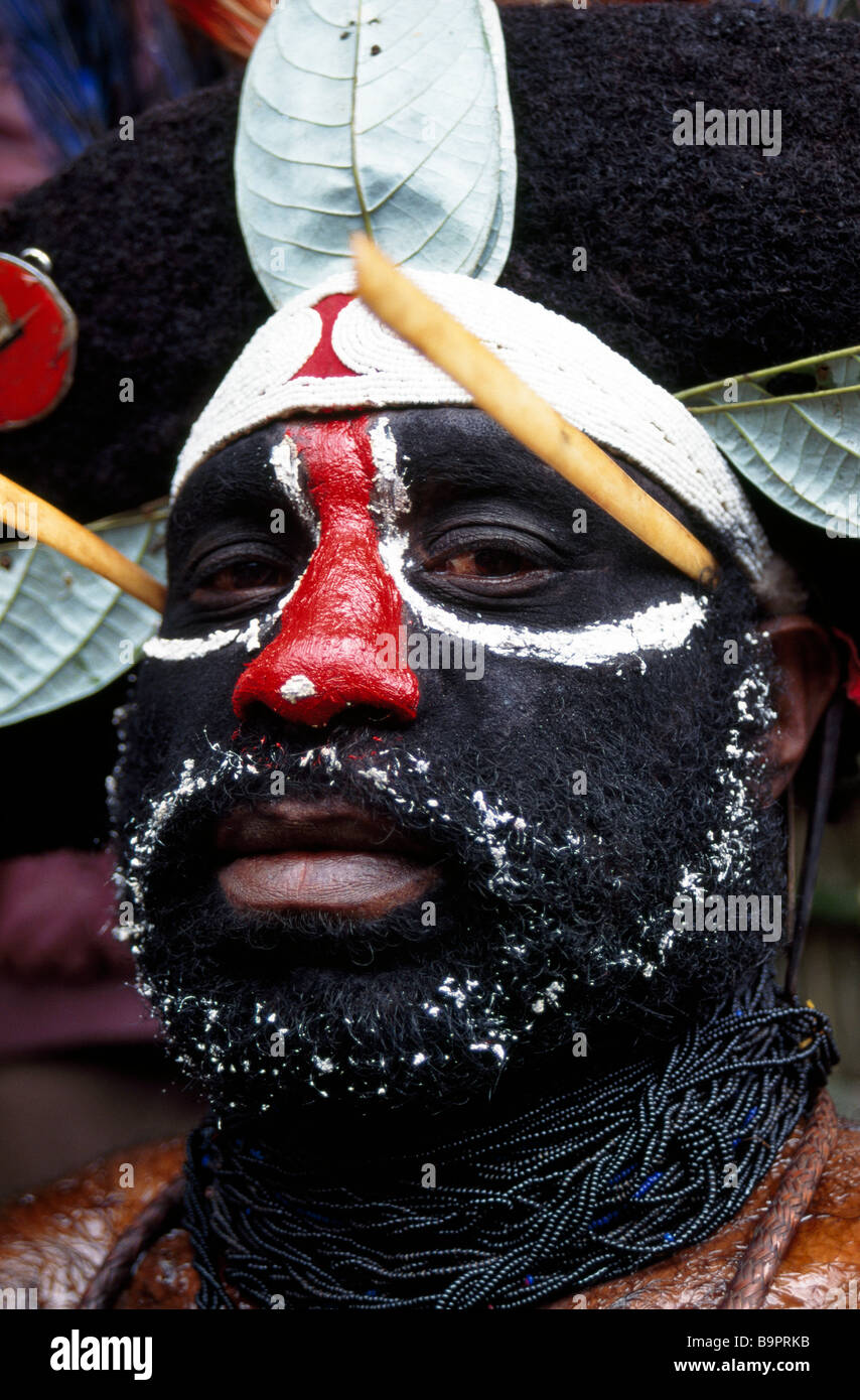 Papua-Neu-Guinea, Provinz Enga, Wabag, Enga-Stammes, junger Mann gekleidet für einen Sing-Sing Stockfoto