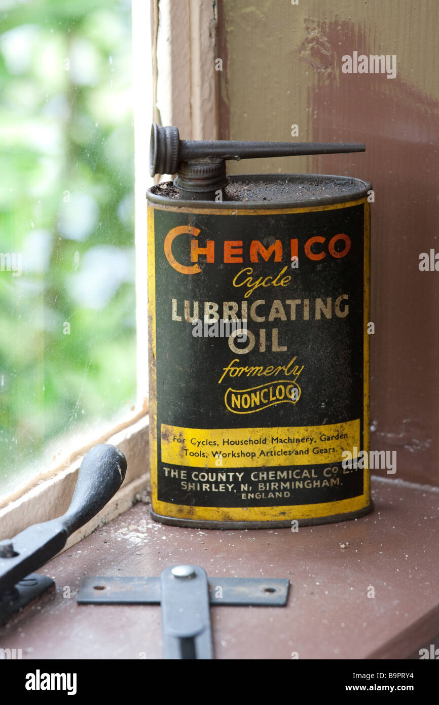 Eine alte Dose "Chemisch-Zyklus Schmieröl" sitzt auf einem Fensterbrett Stockfoto