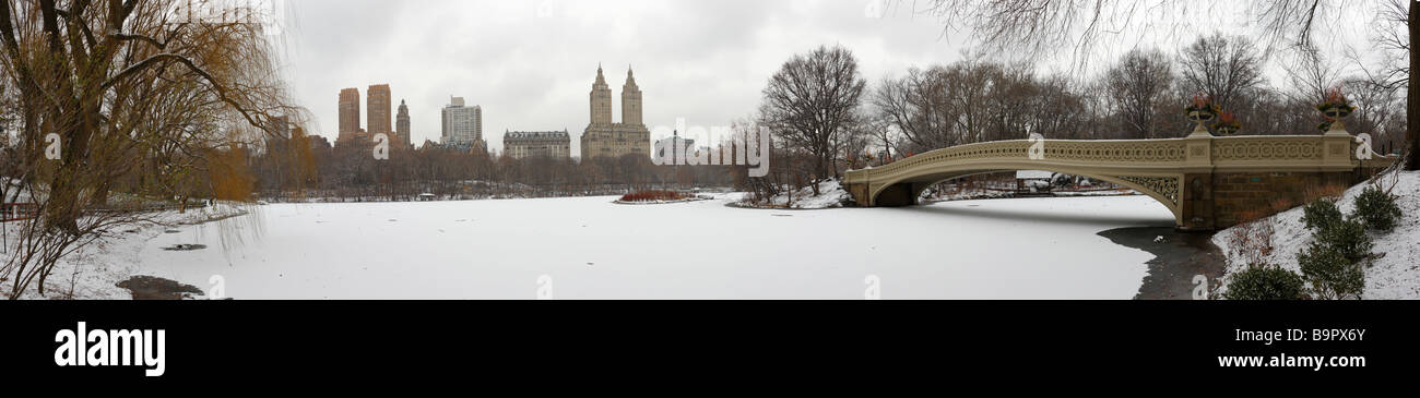 Central Park New York Panorama im Winter an einem verschneiten Tag von der Südseite des Sees und Blick nach Nordwesten gesehen Stockfoto