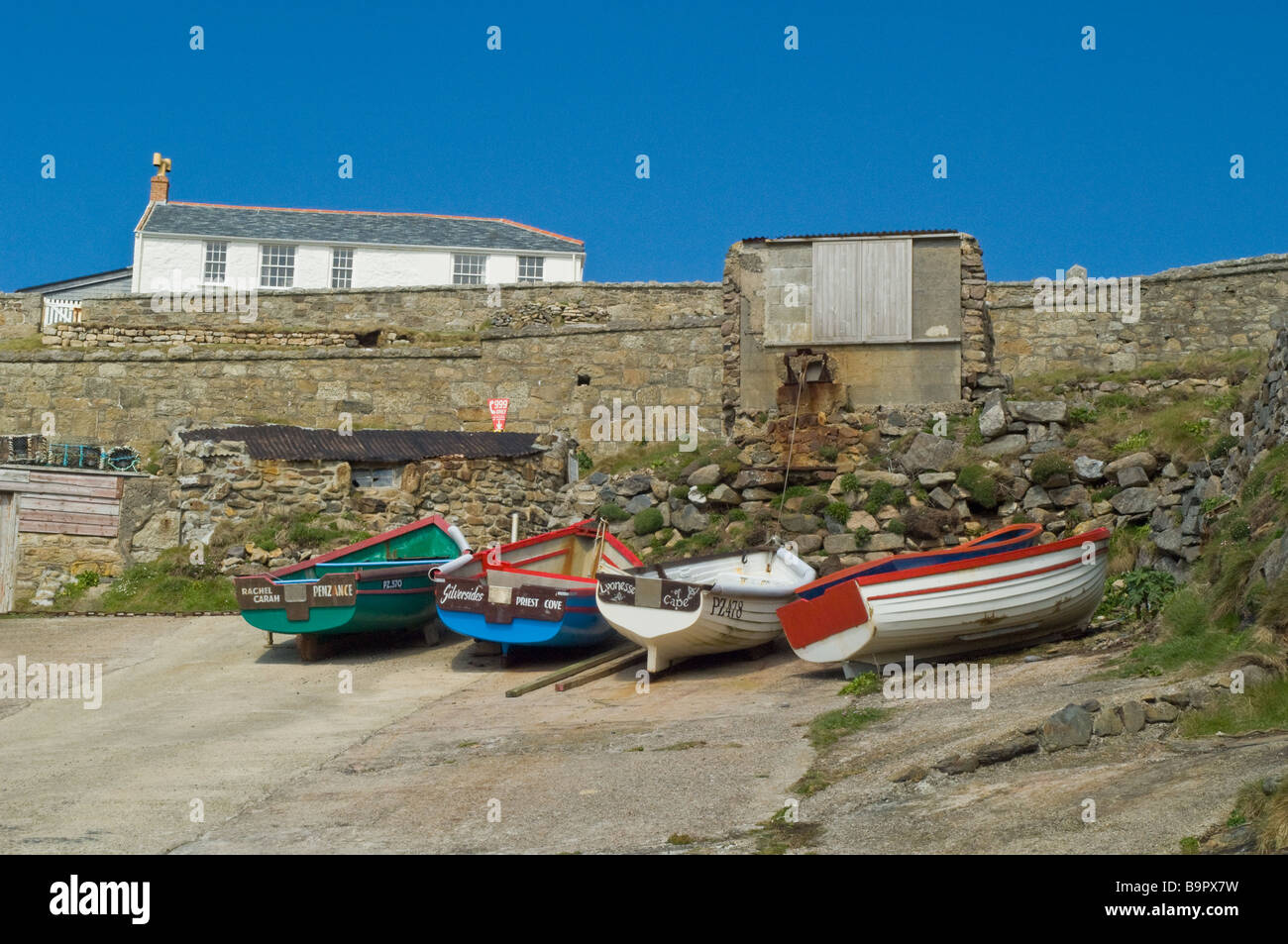 Angelboote/Fischerboote vertäut am Cape Cornwall Stockfoto