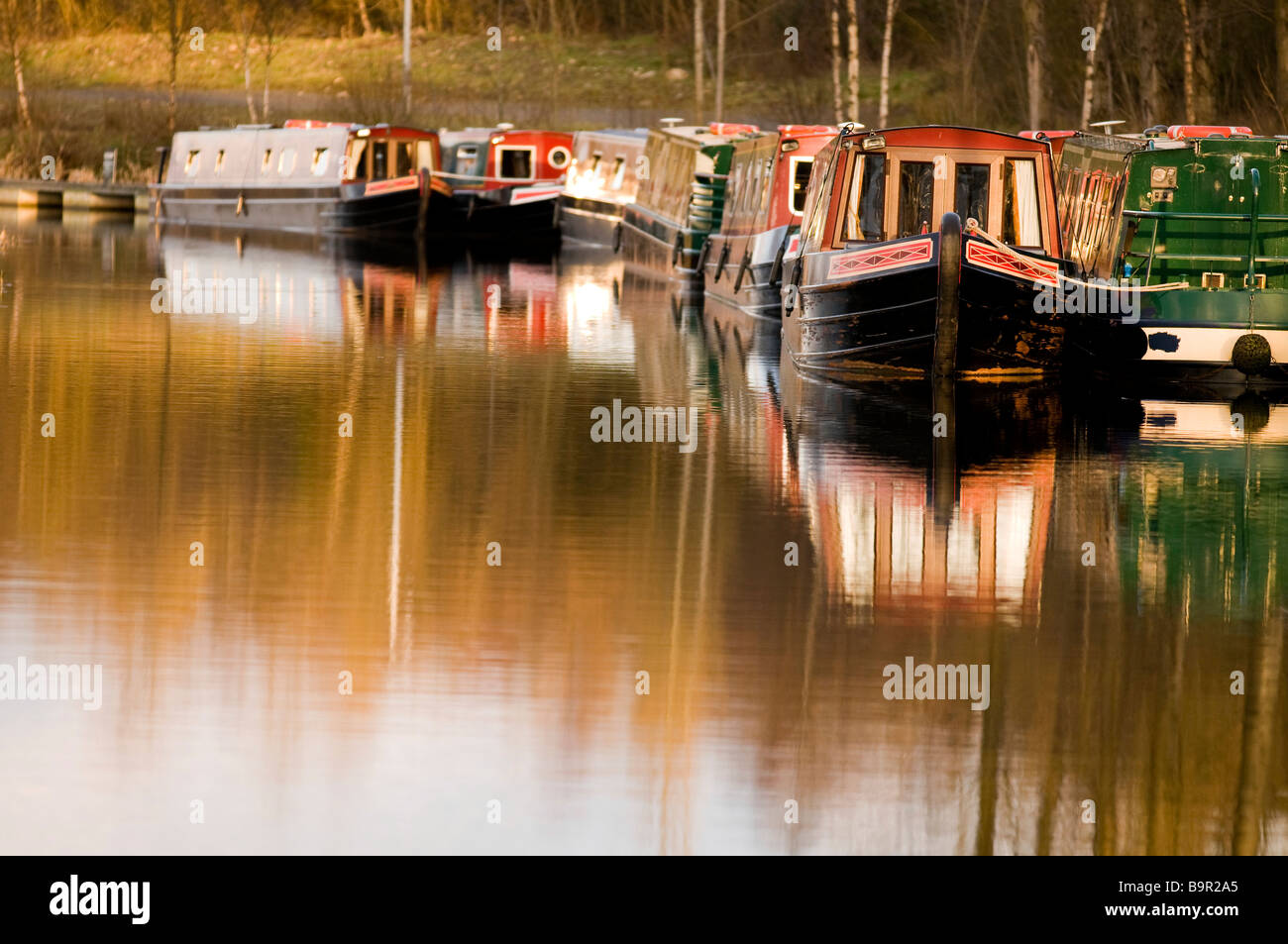 Kanalboote warten auf die kommende Weihnachtszeit Stockfoto