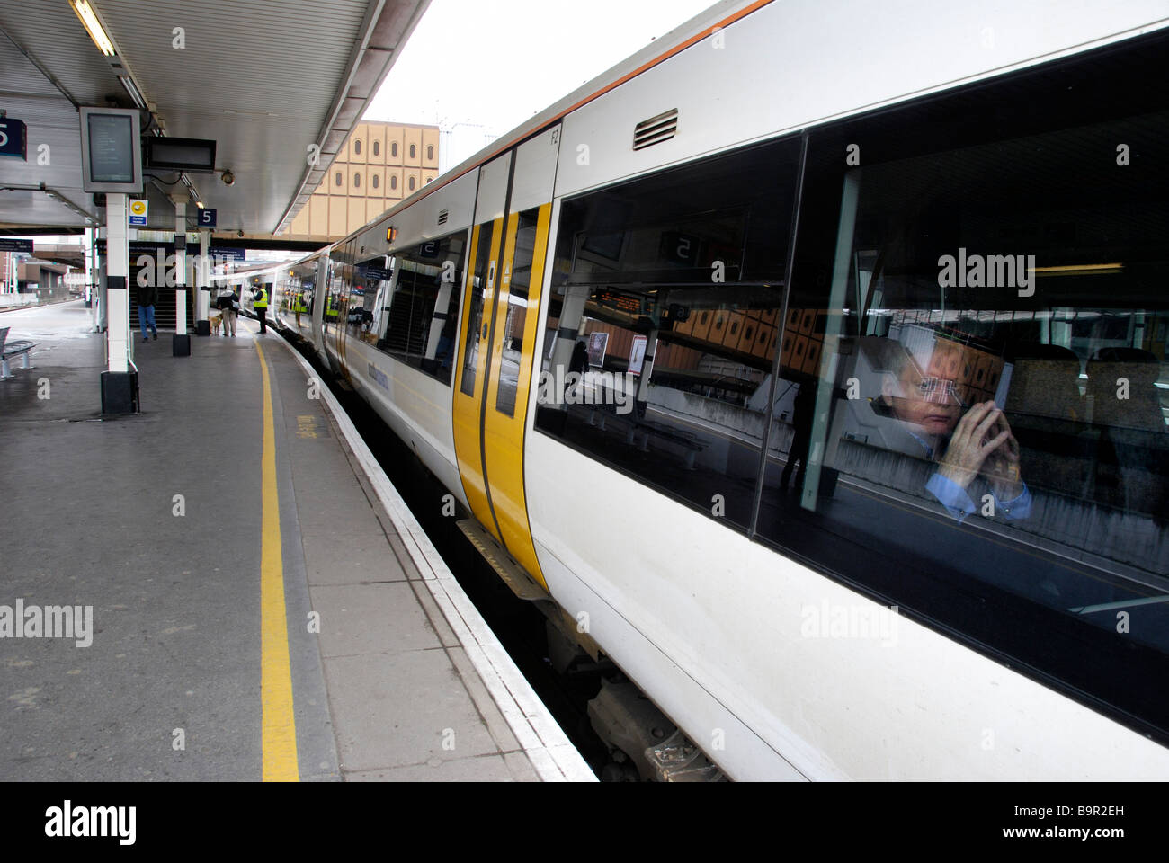 Pendler auf Zug wartet, bis es zu London Bridge Station verlassen Stockfoto