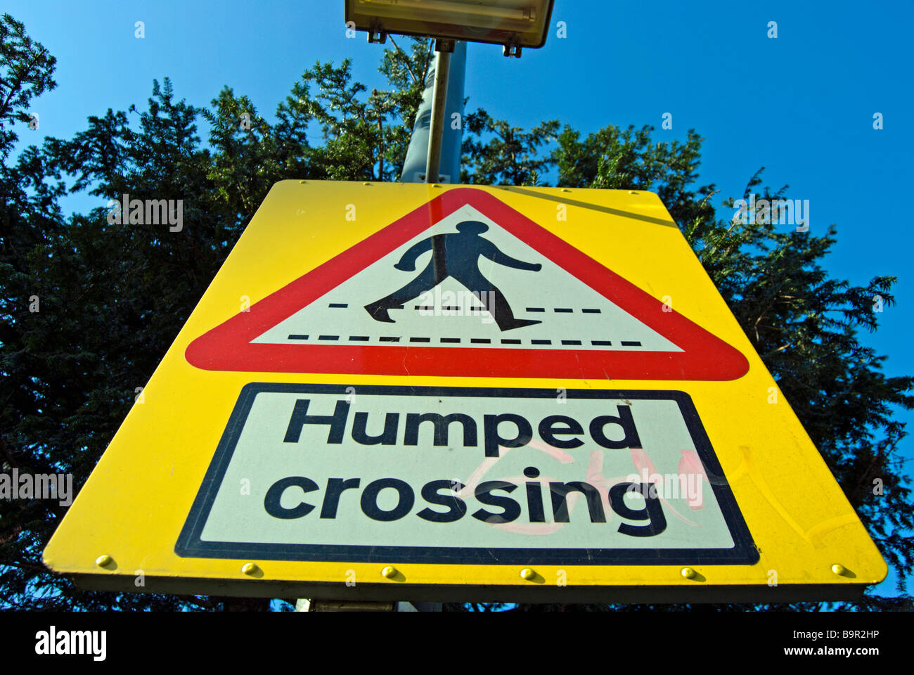 britische buckelig Kreuzung Schild einen erhöhten Abschnitt der Straße mit einem Fußgängerüberweg Stockfoto