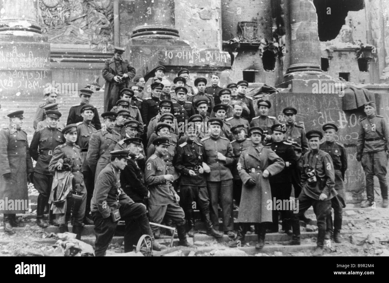 Фотография берлин 5 мая. Рейхстаг май 1945. Рейхстаг в Берлине 1945. Солдаты у Рейхстага 1945. Рейхстаг Берлин победа.