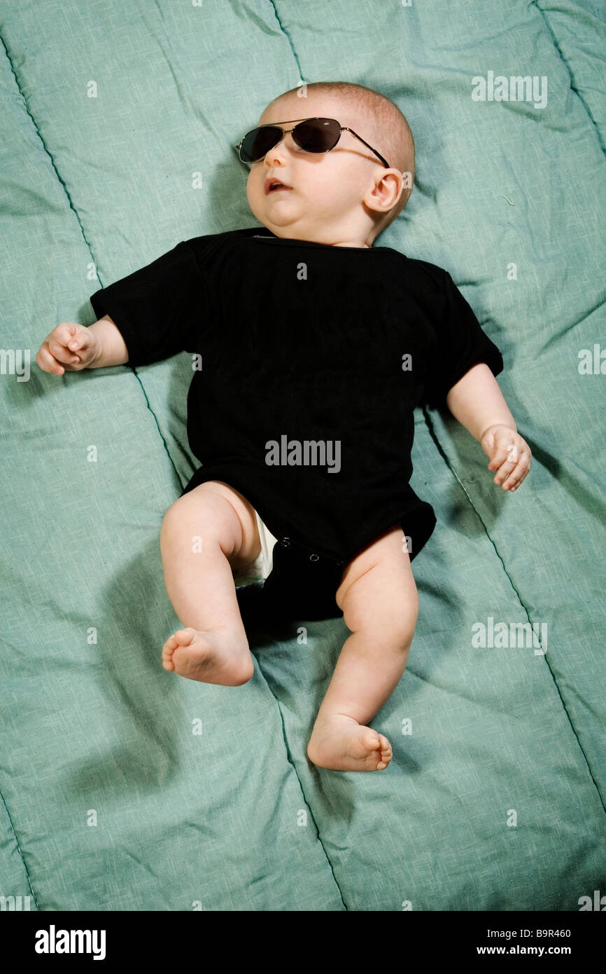 Coole Baby-junge mit Sonnenbrille auf der Decke Stockfotografie - Alamy