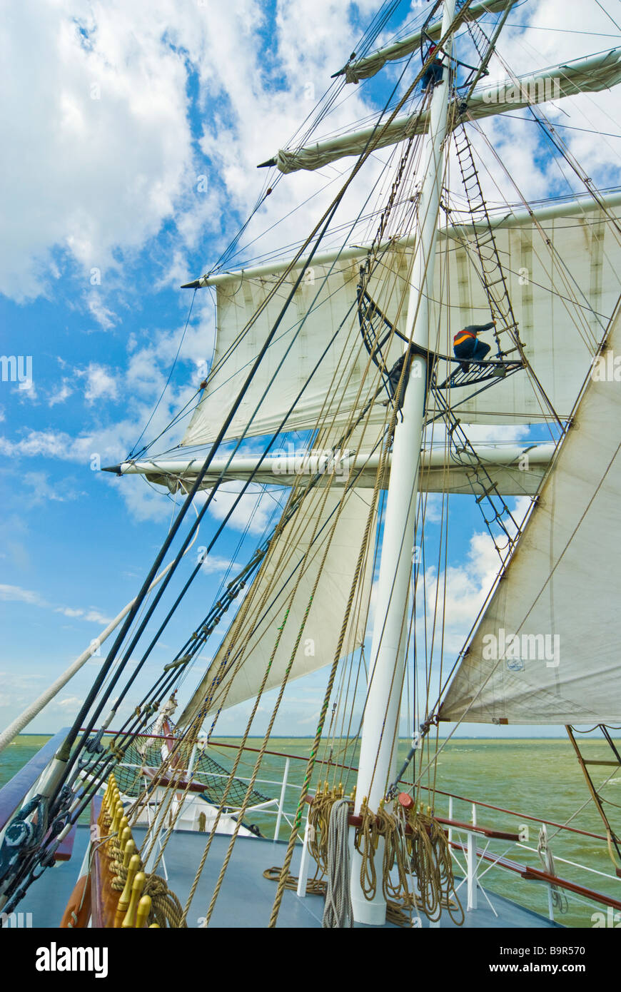 Rigg und Deck hohen Schiff Abel Tasman überqueren die Ijsselmeer Niederlande | Takelage Und Deck des Rahseglers Abel Tasman Stockfoto