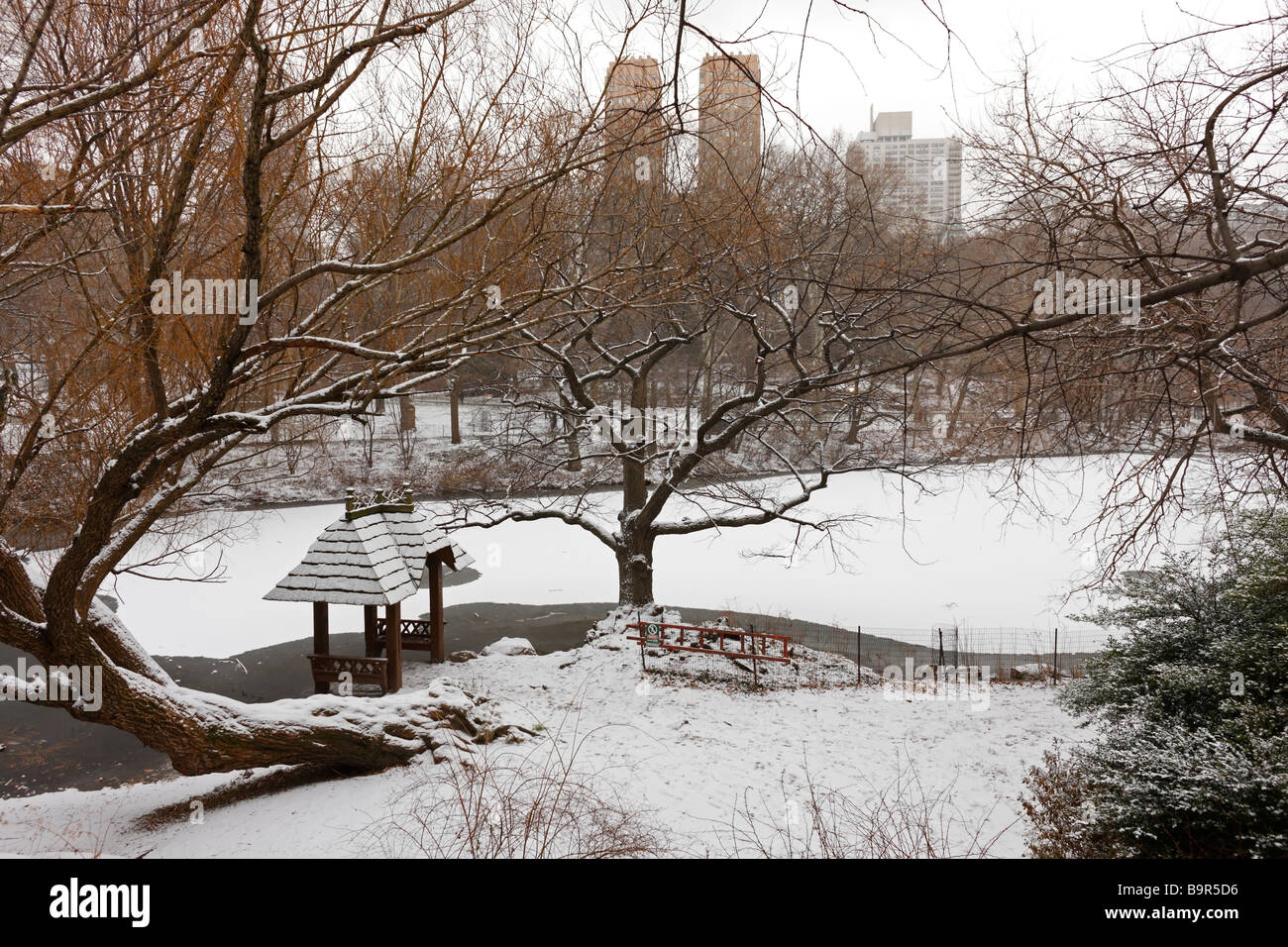 Ansicht der Pavillon und der See im Central Park New York City in einem verschneiten Wintertag Stockfoto