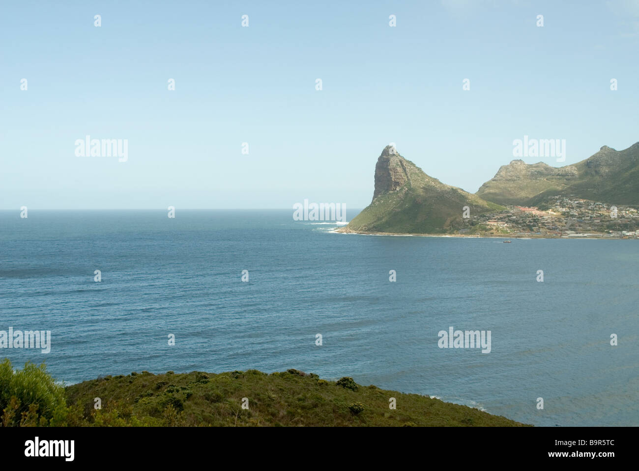 Hout Bay (Houtbaai), einem Küstenvorort von Cape Town, Südafrika. Blick vom Chapmans Peak Stockfoto Hout Bay (Houtbaai), einem Küstenvorort von Cape Town, Südafrika. Blick vom Chapmans Peak Stockfoto